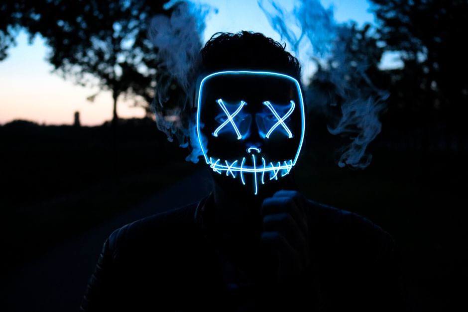 Een persoon die een LED gezichtsmasker draagt voor huidverbetering met rood licht therapie