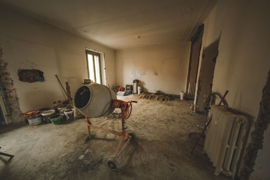 Een deskundige voert betonvloerherstel uit met aandacht voor detail en kwaliteit in een moderne woning.