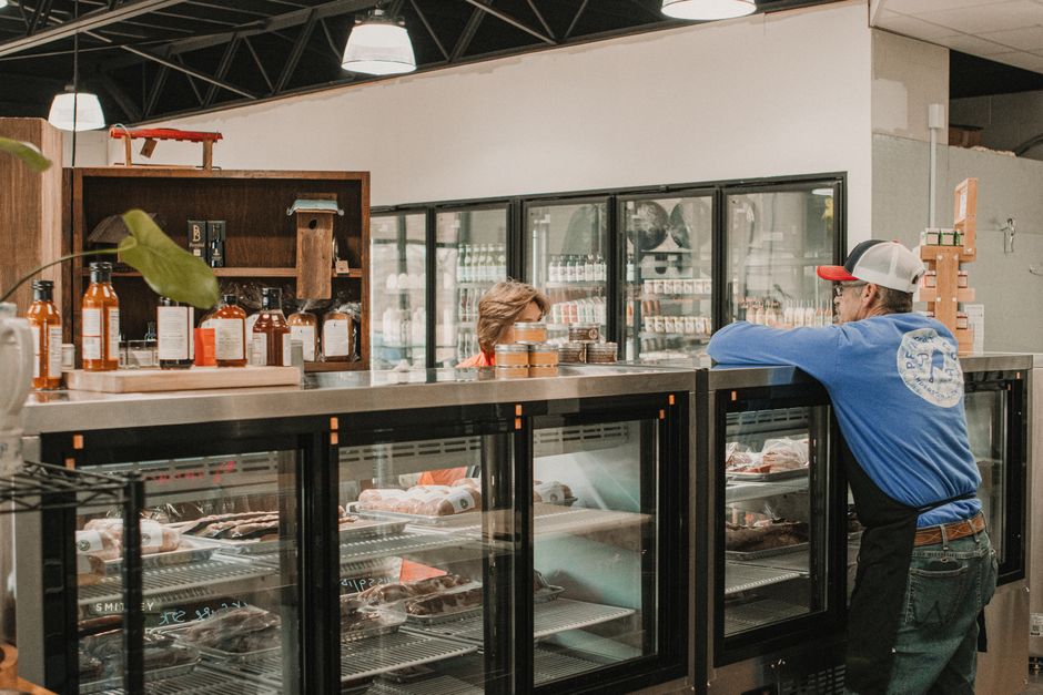Een professionele horeca koelkast in een restaurant, ideaal voor het bewaren van versproducten.